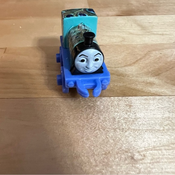 Thomas the Train Minis Open Blind Bag Lot: Peacock Millie & Giraffe Animal Ben - Picture 8 of 9